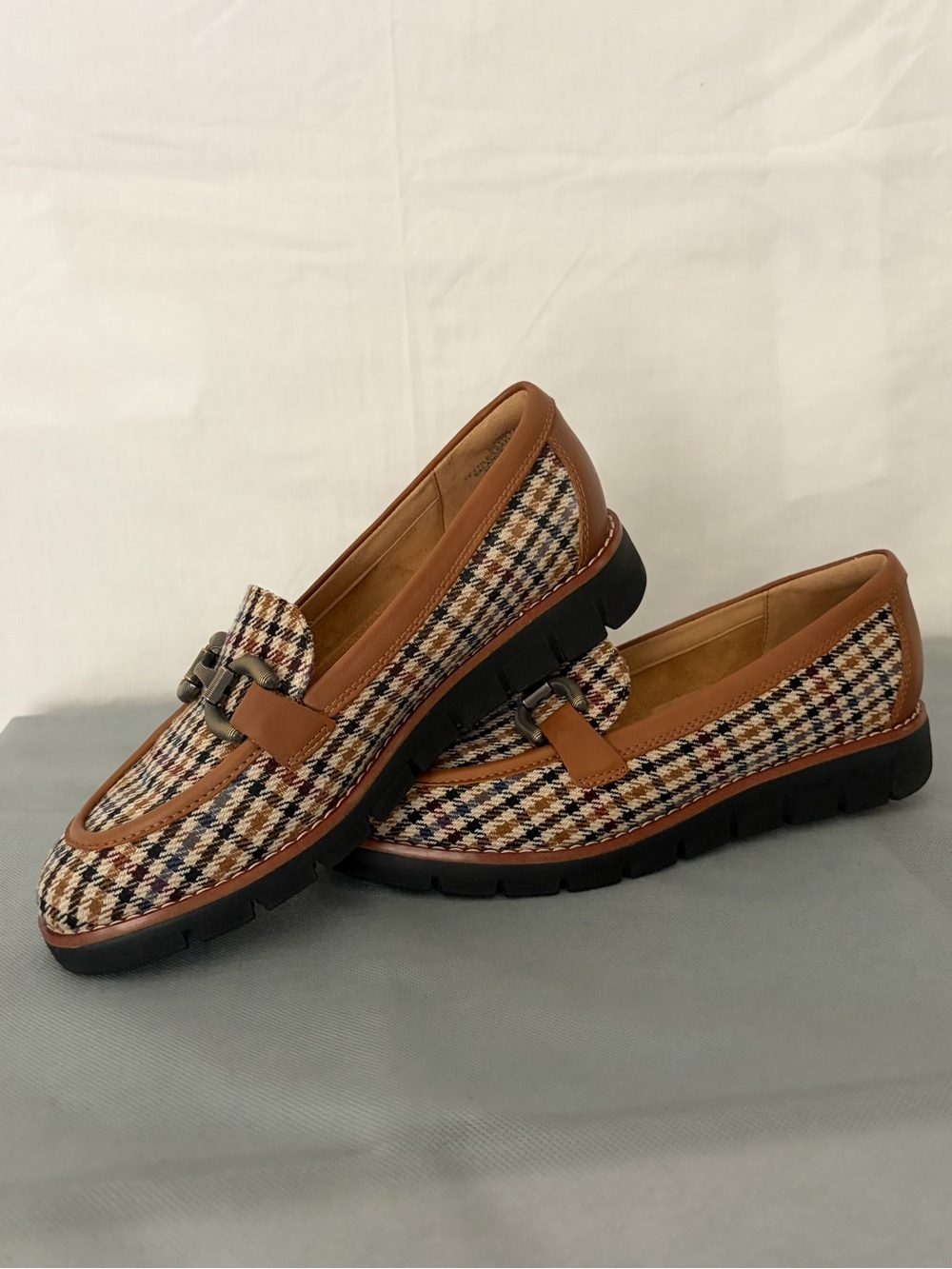 Easy Spirit Women’s size 7.5M Plaid Loafers Buckle Platform (B206)